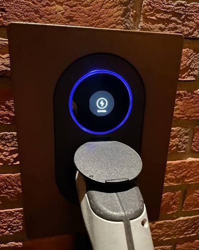 Borne de recharge en service avec anneau lumineux et câble branché