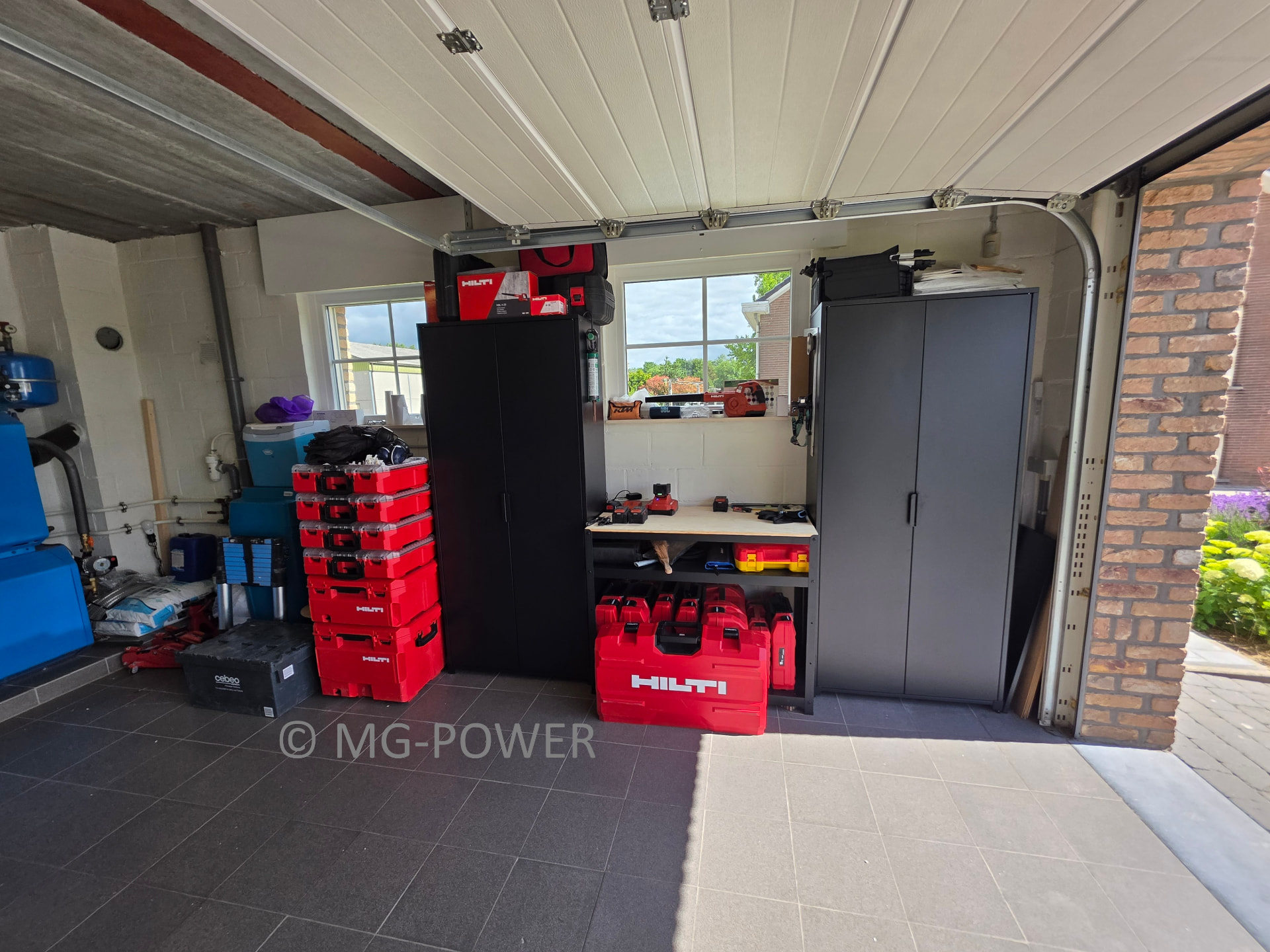 Espace matériel professionnel MG-POWER avec valises Hilti et armoires de rangement